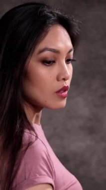 Genç ve güzel bir kadının portresi. Stüdyo çekimi.