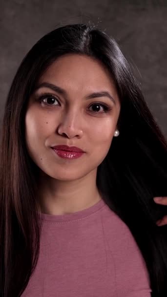Portret Van Een Jonge Mooie Vrouw Tegen Een Neutrale Achtergrond — Stockvideo