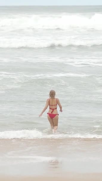 Молода Сексуальна Жінка Розважається Піщаному Пляжі Фотографії Подорожей Атлантичного Океану — стокове відео