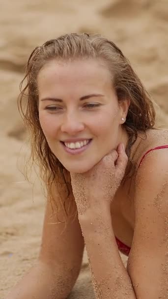 Сексуальна Дівчина Позує Камеру Щаслива Дівчина Літніх Канікулах Пляжі Фотографія — стокове відео