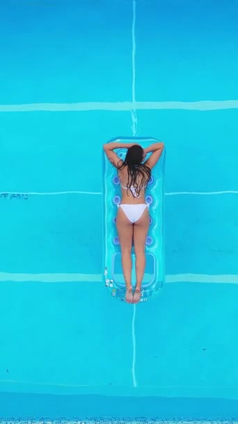 Pretty Girl Lies Air Mattress Swimming Pool View Vertical Video — Vídeo de stock