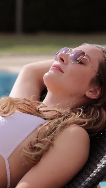 Sunbathing Swimming Pool Sexy Girl Summer Vertical Video — Vídeo de stock