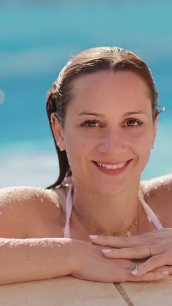 Pretty Sexy Woman Bikini Swimming Pool Sunny Day Vertical Video — Stok video