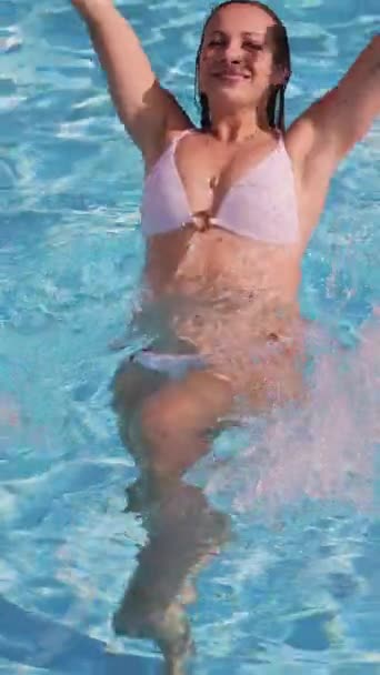 Sexy Girl Bikini Has Fun Swimming Pool Sunny Day Vertical — Vídeo de stock