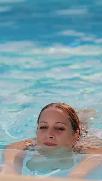 Pretty Sexy Woman Bikini Swimming Pool Sunny Day Vertical Video — Video