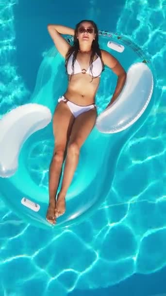 Young Sexy Woman Relaxes Pool Summer View Vertical Video — Stock Video