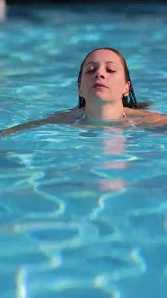 Junge Sexy Frau Hat Spaß Schwimmbad Einem Sonnigen Tag Vertikales — Stockvideo