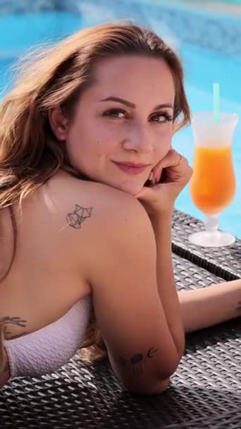 Vrij Sexy Meisje Bikini Zonnebaden Bij Een Zwembad Een Zonnige — Stockvideo