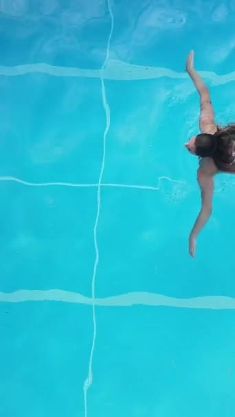 Sportieve Vrouw Een Zwembad Uitzicht Van Boven Verticale Video — Stockvideo