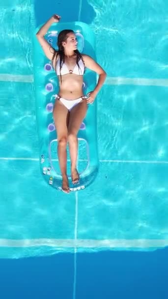Sexy Girl Enjoys Summer Cool Swimming Pool View Vertical Video — Stockvideo