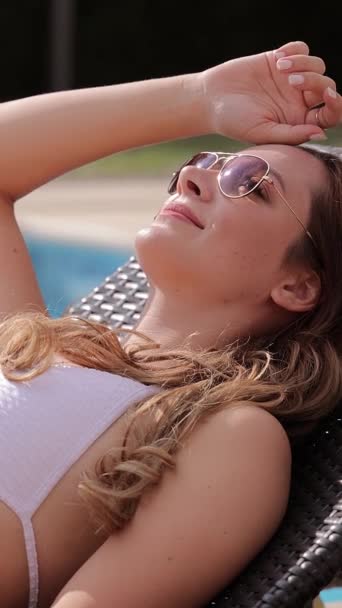 Young Pretty Woman Enjoys Sun Swimming Pool Summer Vertical Video — Video Stock