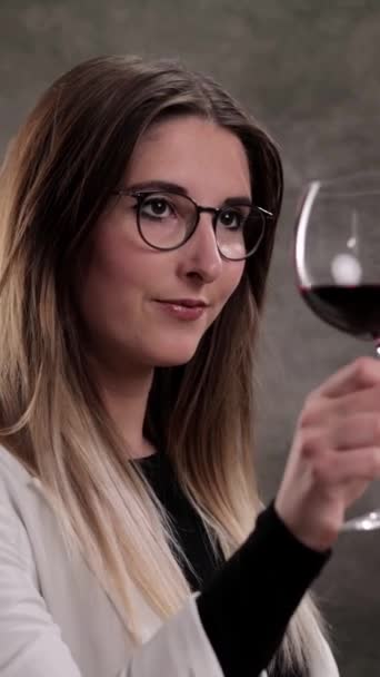 Młoda Kobieta Szklanką Czerwonego Wina Fotografia Studyjna Pionowe Wideo — Wideo stockowe