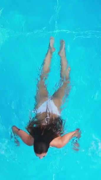 Sportieve Vrouw Een Zwembad Uitzicht Van Boven Verticale Video — Stockvideo