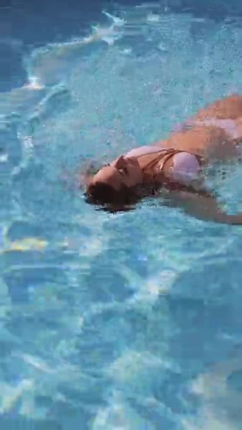 Sexy Žena Plave Bazénu Slunečného Dne Vertikální Video — Stock video
