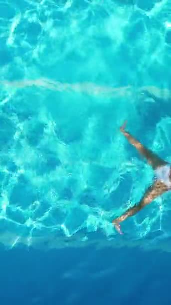Young Woman Enjoys Swimming Cool Water Pool Summertime View Vertical — ストック動画