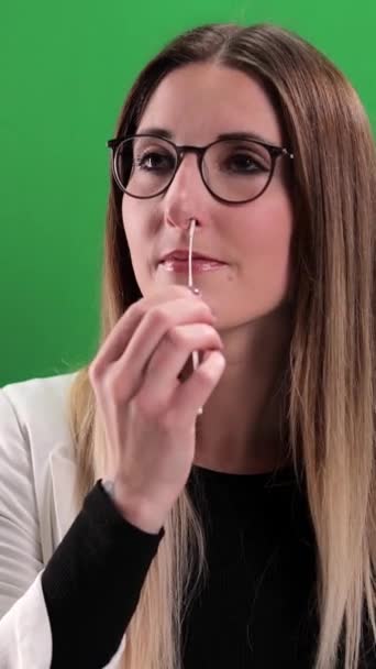 Corona Antigen Self Test Use Молода Жінка Застосовує Автотест Ковід — стокове відео