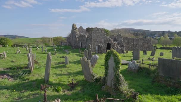 Oude Begraafplaats Ruïnes Van Een Kerk Noord Ierland Groot Brittannië — Stockvideo