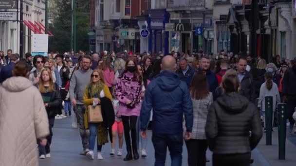 Crowd People Walking Busy Pedestrian Zone Grafton Street Dublin Slow — Vídeos de Stock