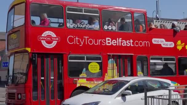 Sightseeing Bus City Belfast Belfast United Kingdom April 2022 Belfast — Stockvideo