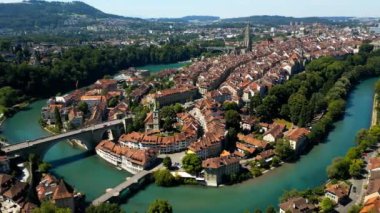 İsviçre 'de Aare Nehri' yle inanılmaz bir şehir olan Bern, hava manzaralı.