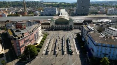 Basel 'in İsviçre' deki Merkez İstasyonu 'ndaki tramvaylar ve toplu taşımacılığı yukarıdan görülüyor.