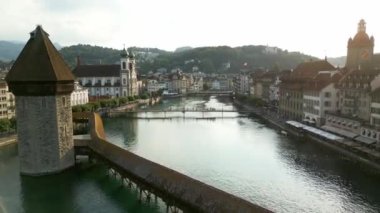 Riuss Nehri İsviçre 'nin Lucerne şehrinin tarihi bölgesinde. Gökyüzü manzaralı.
