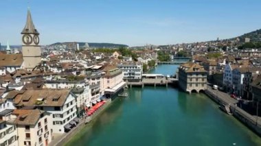 Zürih İsviçre şehir merkezi üzerinde geniş açılı panoramik manzara