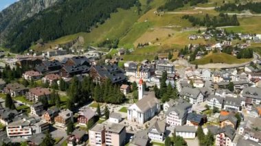 İsviçre 'nin Andermatt köyü yukarıdan görünüyor.