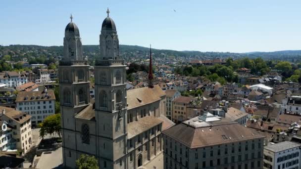 Башни Близнецы Гроссмунстерского Собора Цюрихе Швейцарии — стоковое видео