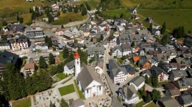 İsviçre 'nin Andermatt köyü üzerinde uçuş - hava manzarası