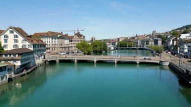 Zürih Şehir Merkezi 'ndeki Limmat nehri üzerindeki köprüler.