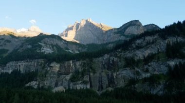 Akşamları İsviçre Alplerinin yüksek dağları