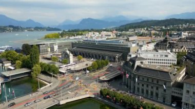 İsviçre 'nin Lucerne şehrinde Merkez İstasyonu ve KKL binası ile yukarıdan