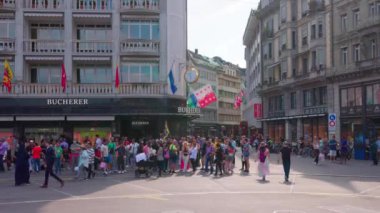Lucerne 'de iyi ziyaret edilen alışveriş caddesi - LUCERNE, SWitzERLAND - 14 Temmuz 2022