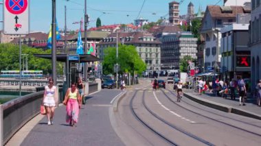 Zürih şehir merkezi güneşli bir günde - ZURICH, SWitzERLAND - 17 Temmuz 2022