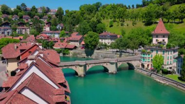 Turkuaz mavi nehri olan güzel eski Bern kasabası Aare