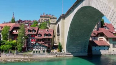 Bern İsviçre 'deki Aare nehri üzerindeki köprüler.