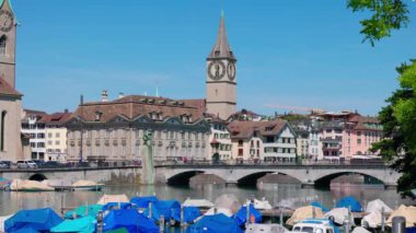 İsviçre 'nin Zürih merkezindeki Limmat Nehri üzerindeki Marina.