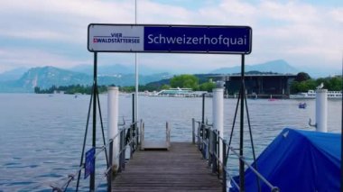 Lucerne Gölü 'ndeki ünlü Schweizerhof Quay - LUCERNE, SWitzERLAND - 14 Temmuz 2022