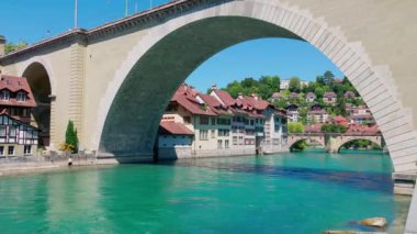 Bern İsviçre 'deki Aare nehri üzerindeki köprüler.