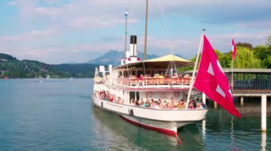 Lucerne Gölü 'nde gezi teknesi - LUCERNE, SWitzERLAND - 14 Temmuz 2022