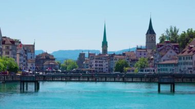 Zürih İsviçre 'nin merkezindeki Limmat Nehri üzerinde güzel bir manzara - ZURICH, SWitzERLAND - 17 Temmuz 2022