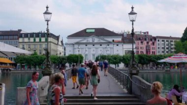 Lucerne 'deki Reuss Nehri üzerindeki yaya köprüsü - LUCERNE, SWitzERLAND - 14 Temmuz 2022