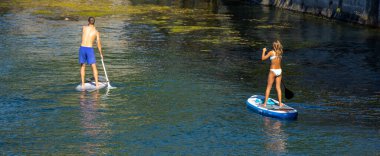 Solothurn Aare 'deki Stand Paddelling on River Aare - SOLOTHURN, SWitzERLAND EUROPE - 14 Temmuz 2022