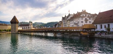 Lucerne şehrindeki ünlü Şapel Köprüsü - seyahat fotoğrafçılığı
