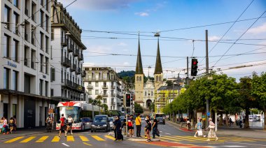 Lucerne şehir merkezinde trafik - LUCERNE, SWitzERLAND Avrupa - 14 Temmuz 2022