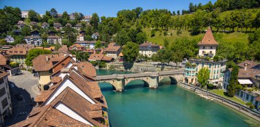 Turkuaz mavi nehri olan eski güzel Bern kasabası Aare - seyahat fotoğrafçılığı