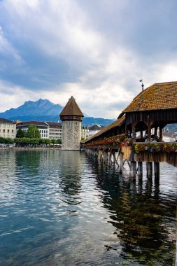 Lucerne şehrindeki ünlü Şapel Köprüsü - seyahat fotoğrafçılığı
