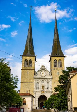 Lucerne 'deki Katolik St. Leodegar Kilisesi - LUCERNE, SWitzERLAND EUROPE - 14 Temmuz 2022