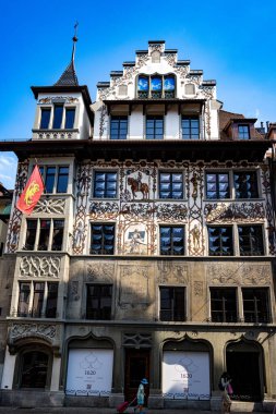 Lucerne 'nin şehir merkezinde harika boyanmış bir ev - LUCERNE, SWitzERLAND Avrupa - 14 Temmuz 2022